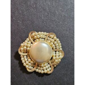 *Sale* Gold tone vintage faux pearl brooch